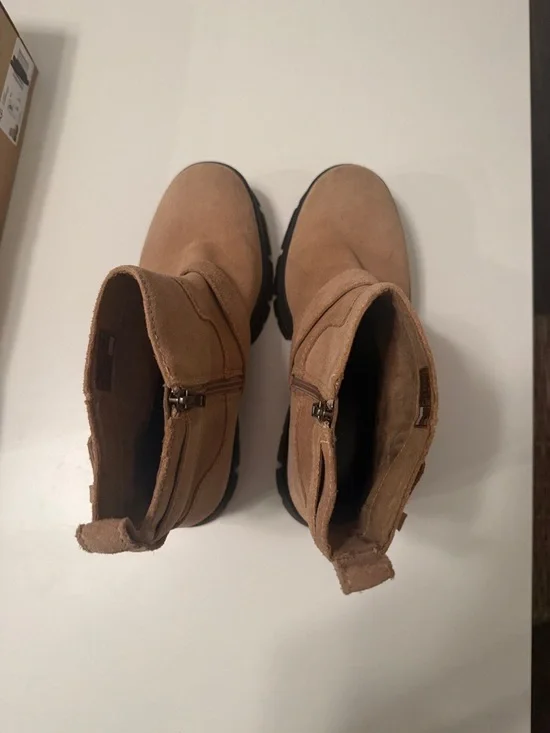 UGG Ashton short Suede Lug Sole Ankle Booties in San size 9 EUC - Picture 10 of 13